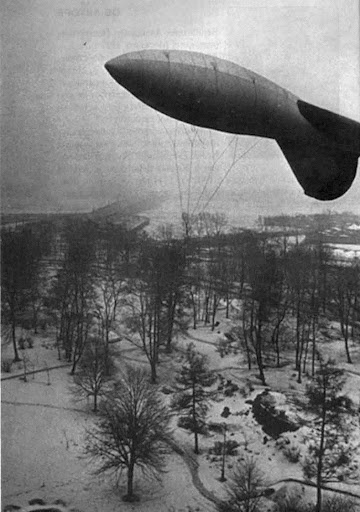 Заградительный аэростат на подступах к Ленинграду, 1942 год