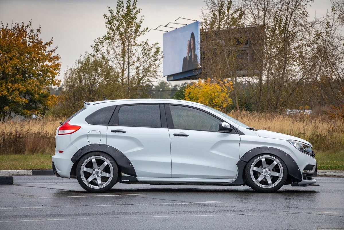 Кроссовер Lada XRay, появившийся на рынке в начале 2016 года, сразу вошел в список самых популярных моделей.