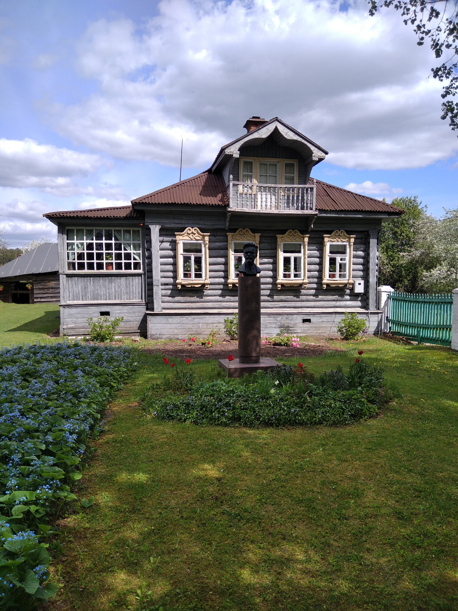 Бюст и родовой дом М.И. Калинина; в доме в настоящее время размещён музей (судьба музея требует отдельной публикации: организован был при жизни Калинина, во время войны экспонаты сумели эвакуировать)