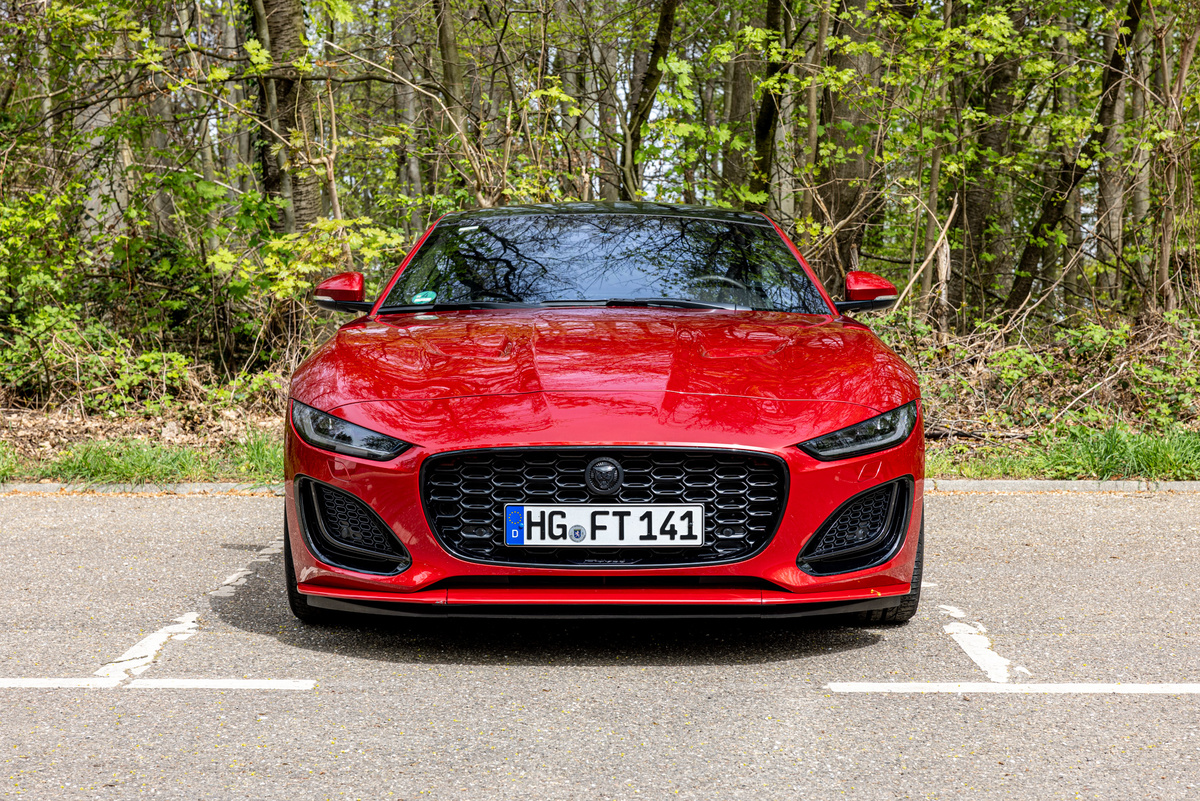 После фейслифтинга передние фары стали немного уже, что сделало F-Type визуально ещё шире.