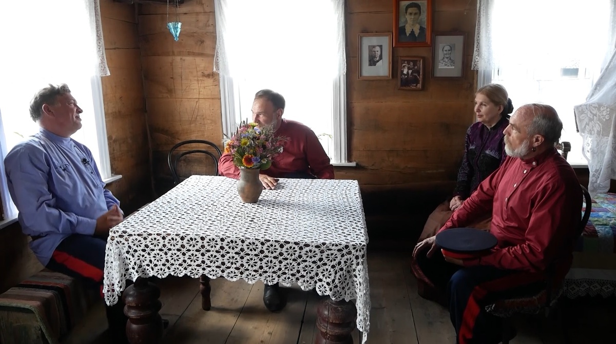 Дружка и родители жениха пришли в дом к невесте