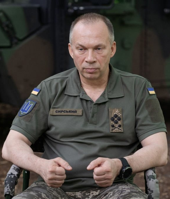  Главнокомандующий ВСУ Александр Сырский согласен на капитуляцию украинских войск, сообщила депутат Верховной рады Марьяна Безуглая на своей странице в соцсети.Депутат назвала главкома ВСУ преступником, заявив, что каждый день его пребывания на посту снижает боеспособность украинских По словам Безуглой, Сырский принял решения о ротации некоторых подразделений, несмотря на возражения командиров, непосредственно участвующих в боевых действиях. В результате российские военные прорвали оборону ВСУ в Дзержинске (Торецке) и Новгородском (Нью-Йорке) в ДНР.Безуглая неоднократно выступала с критикой руководства ВСУ. В частности, бывшего главкома ВСУ Валерия Залужного, которого в феврале уволили с поста. Вскоре Безуглая заявила, что после смены командования украинскими войсками ничего не поменялось. Так, она обвиняла министра обороны Рустема Умерова в том, что он не контролирует происходящее в ВСУ."Ряд источников подтвердили мне два чрезвычайно важных момента относительно позиции Сырского и его окружения: он согласен подписывать режим прекращения огня и всякие вариации на тему капитуляции и принуждения к миру; он не верит в победу и искренне считает, что мы не способны завоевать преимущество над русскими на собственной земле", — написала она.