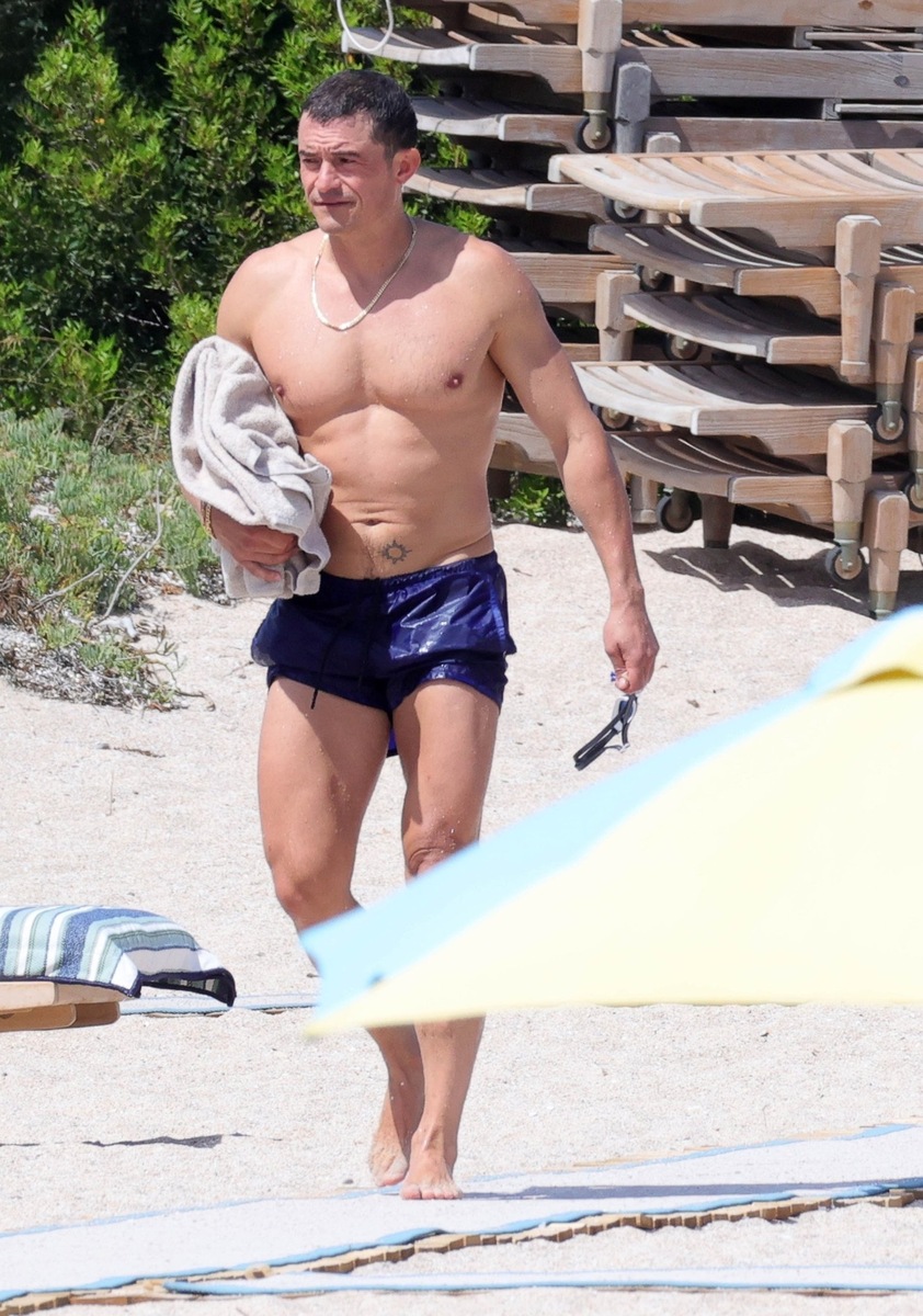 47-летний Орландо Блум был замечен папарацци во время отдыха на Сардинии. Актер наслаждался отпуском: загорал в синих плавках и нырял под воду со специальными очками.-2