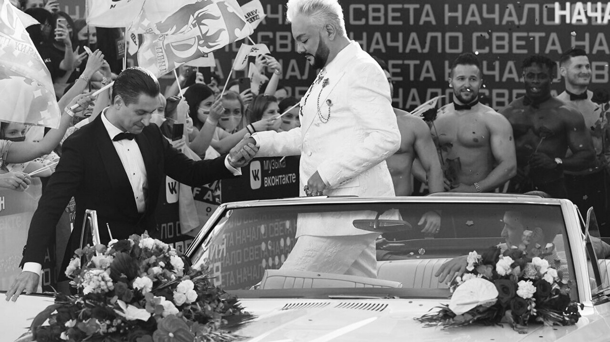 Изображает свадьбу на премии Муз ТВ