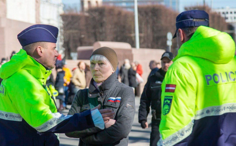 Жительница Риги Елена Крейле вывесила в окне своего дома российские флаги. На одном из них была надпись «Бог хранит Латвию», а на другом: «Путин мой друг». Из-за своей позиции женщина попала под суд. По данны следствия, ранее Елена Крейле во время публичных мероприятий выражала поддержку России «используя предметы одежды или аксессуары».Также женщина выставляла на подоконнике своей квартиры коробки белого, красного и синего цветов, а среди её вещей нашли карманный календарь за 2002 год, на котором изображены она и её супруг в форме советской армии образца 1943 года. 10 июля суд признал Крейле виновной и приговорил к 3 годам заключения.