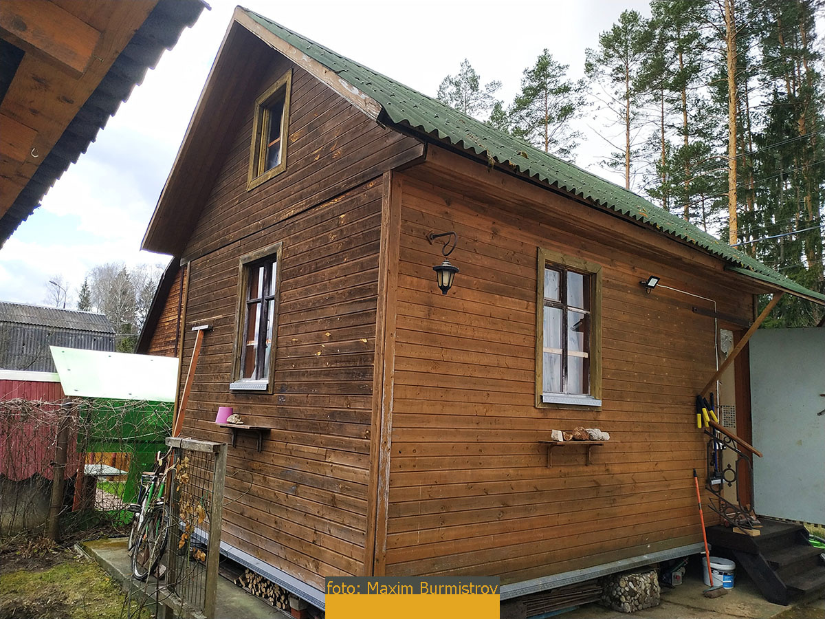 Пинотекс Классик (оттенок "орегон") продержался на стенах домика долго – более 15 лет, но красота давно исчезла.