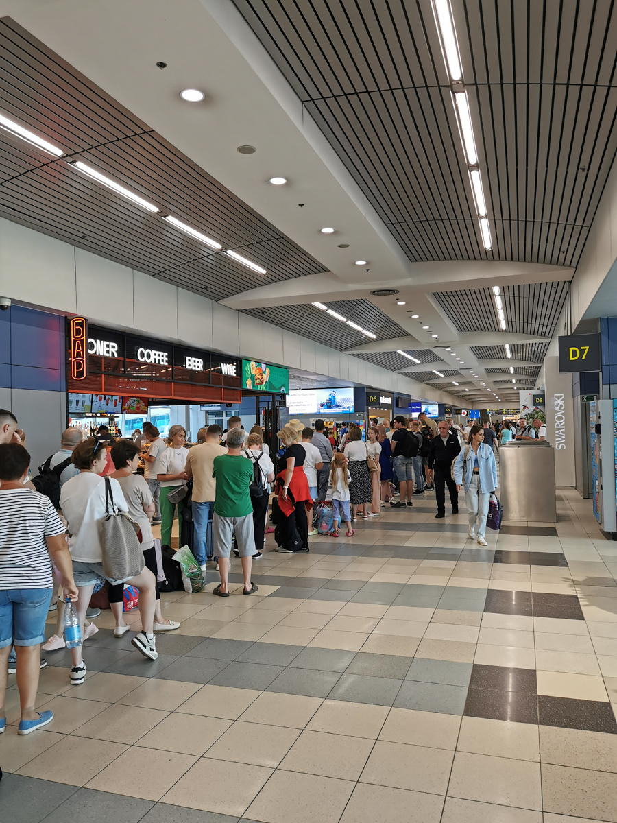 Посадка не началась, но люди упорно стоят в очереди) 