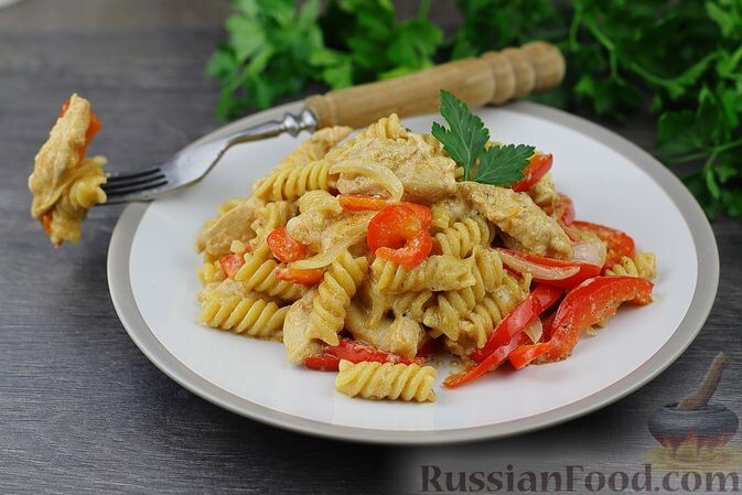 Спагетти с кабачком и куриной грудкой. Рецепты редактора.