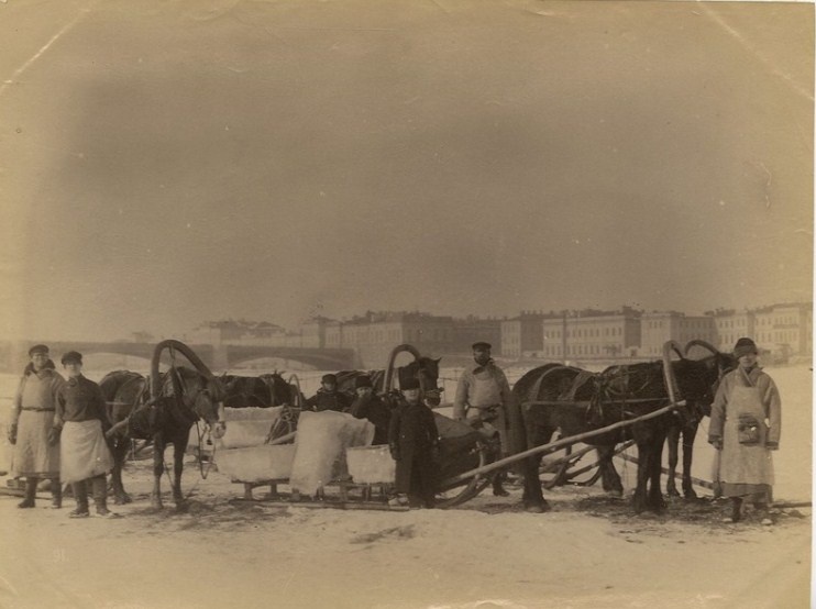 Добыча льда у Литейного моста, 1891−1900. Источник: yandex.ru