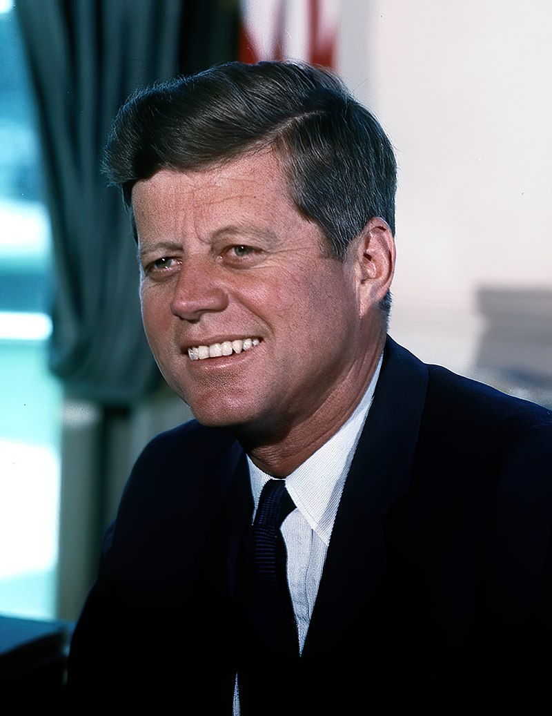 Фото из открытого общего доступа - автор Сесил Стаутон, Белый дом  https://commons.wikimedia.org/wiki/File:John_F._Kennedy,_White_House_color_photo_portrait.jpg