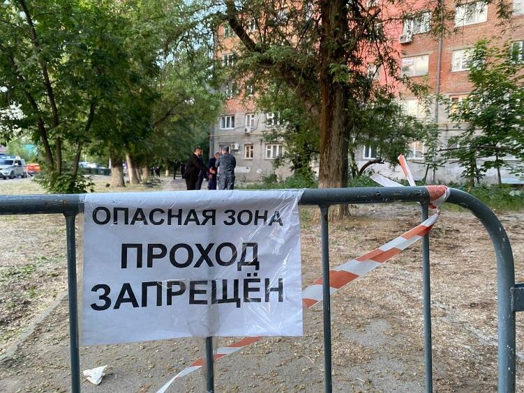    Жители уже дважды брали дом штурмом