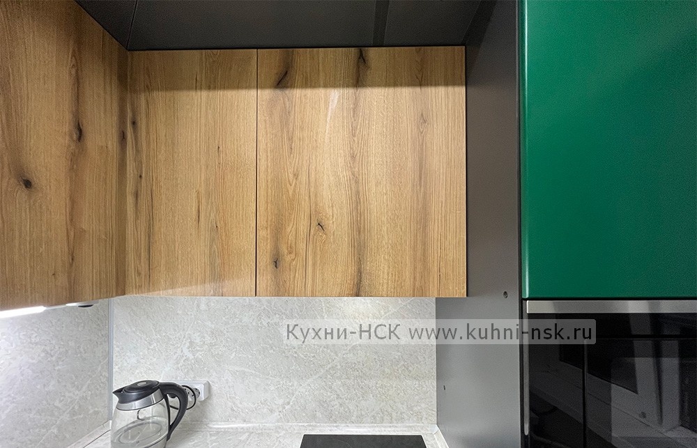 Фасады кухни на заказ изготовлены в цветах "Лобелия" AL-17 / "Дуб Эвок прибрежный".