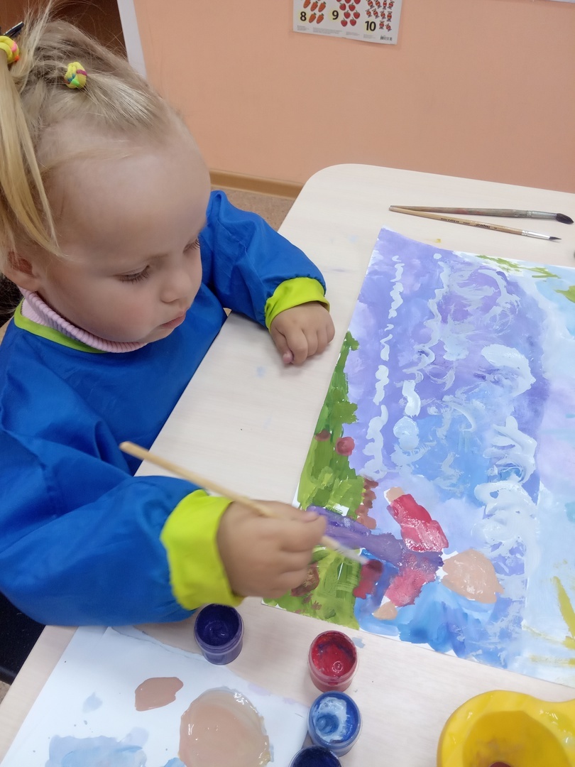 Кира за работой.