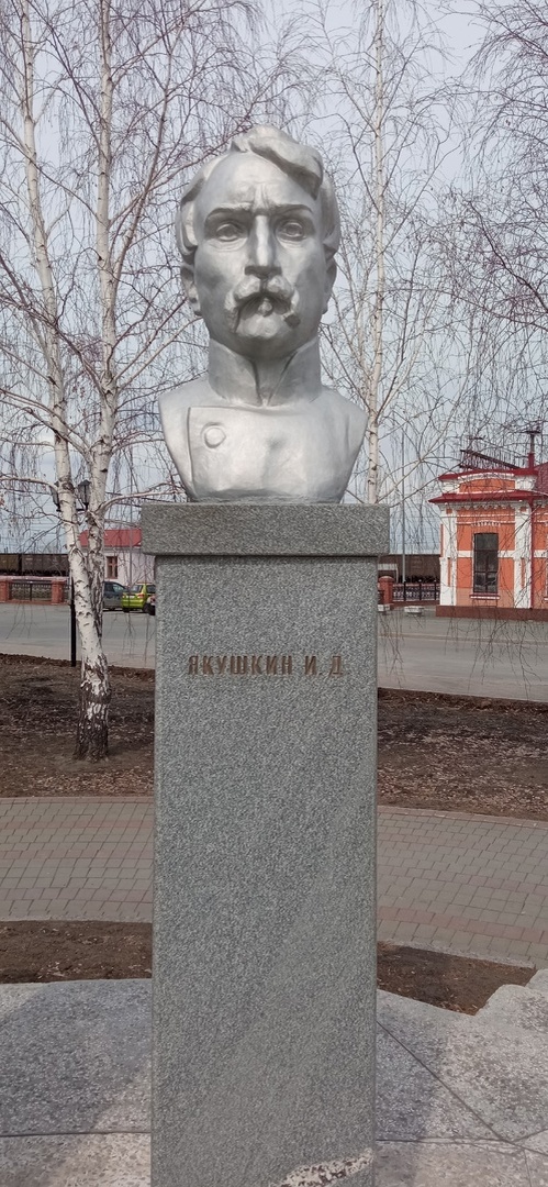 Бюст Якушкину на площади декабристов в Ялуторовске
