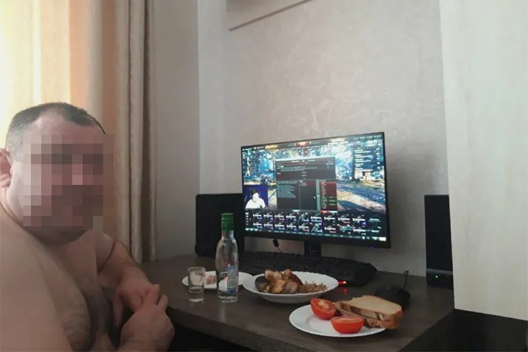 Фотография мужчины, которую часто используют в мемах про скуфов. Это не Скуфьин, происхождение снимка неизвестно