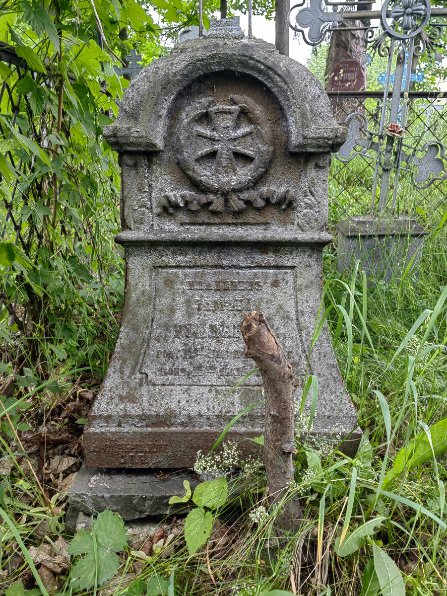 Неглинское кладбище (Петрозаводск). Клеймо "Ф. Санъ-Галли. С.П.Б." слева внизу в основании памятника