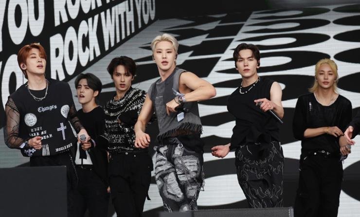   Seventeen выступает на сцене фестиваля Гластонбери, Сомерсет, Великобритания, 28 июня