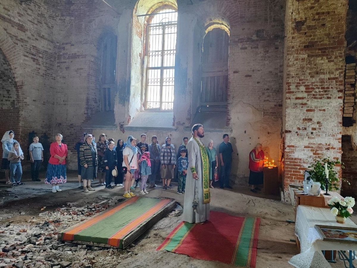    В Комсомольском районе жители восстанавливают храм