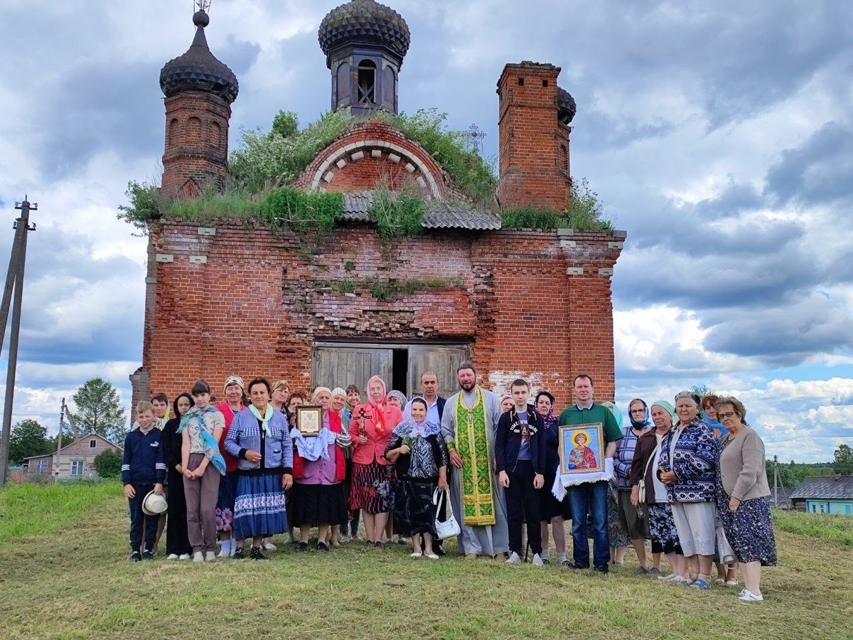    В Комсомольском районе жители восстанавливают храм
