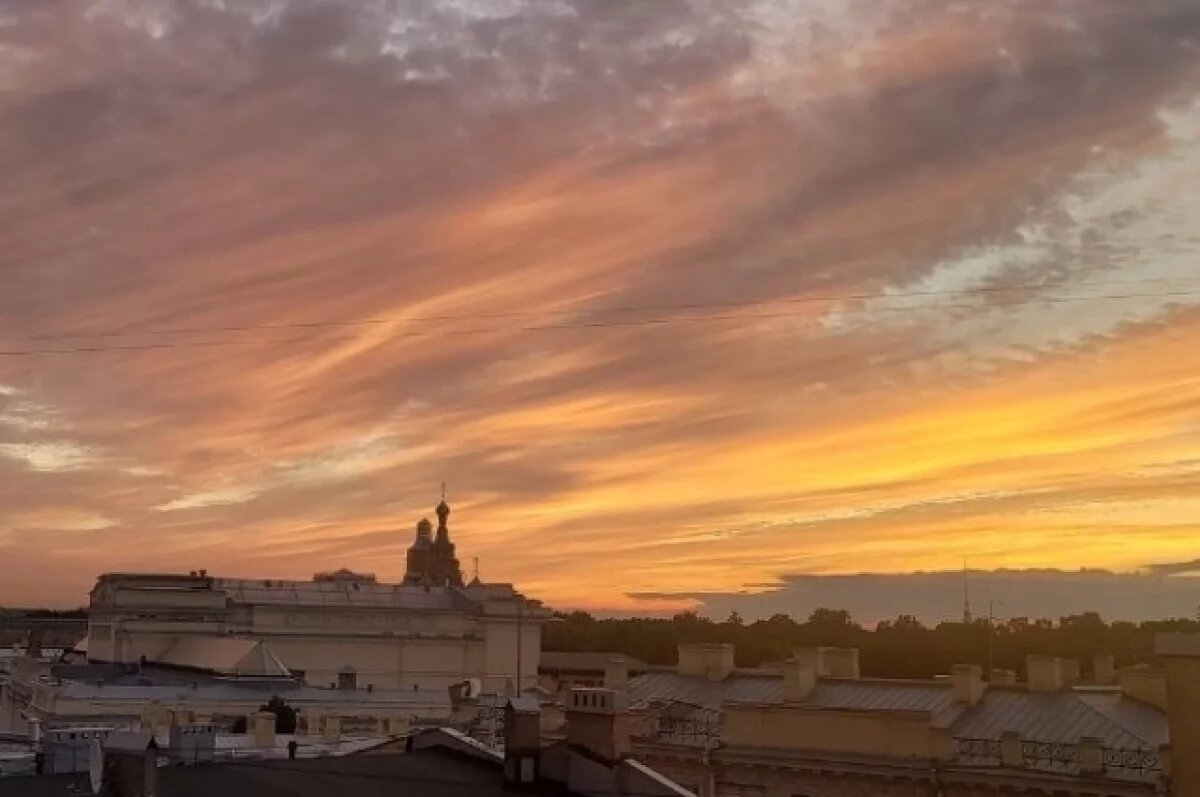    Невероятно красивый закат наблюдался в Петербурге и Ленобласти