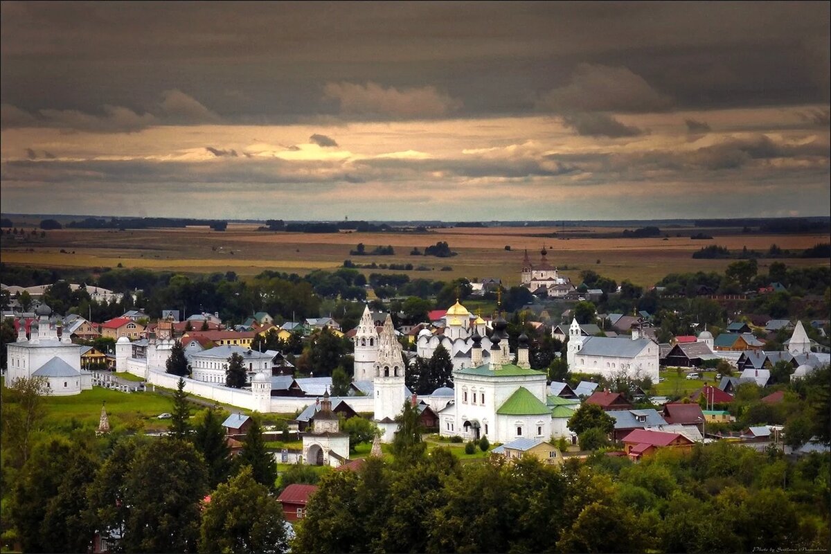 Источник: https://photopole.ru/krasivye-kartinki/suzdal-odin-iz-samyh-interesnyh