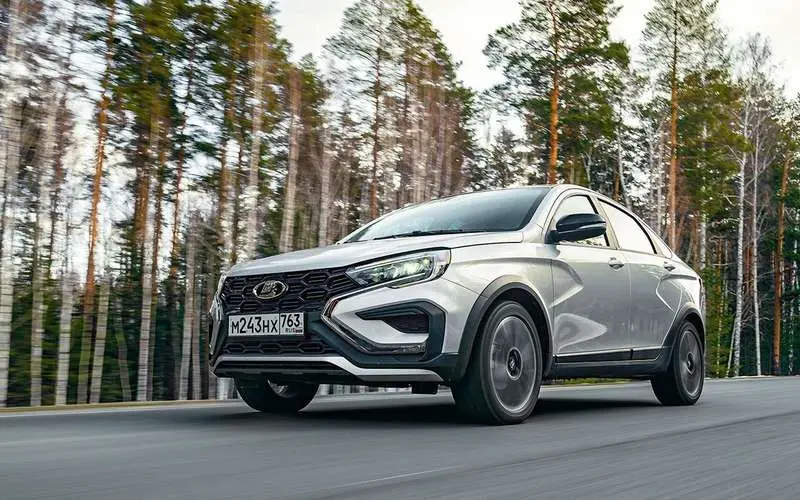 АВТОВАЗ начнет продажи Lada Vesta с российскими системами ESP в третьем квартале, а в четвертом квартале приступит к выпуску Niva с подушками безопасности, сообщил официальный представитель компании