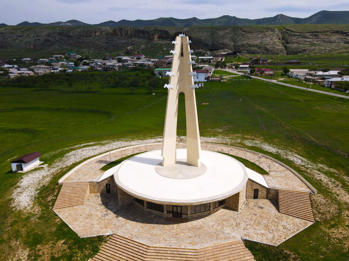 Затем мемориал "Журавлям"