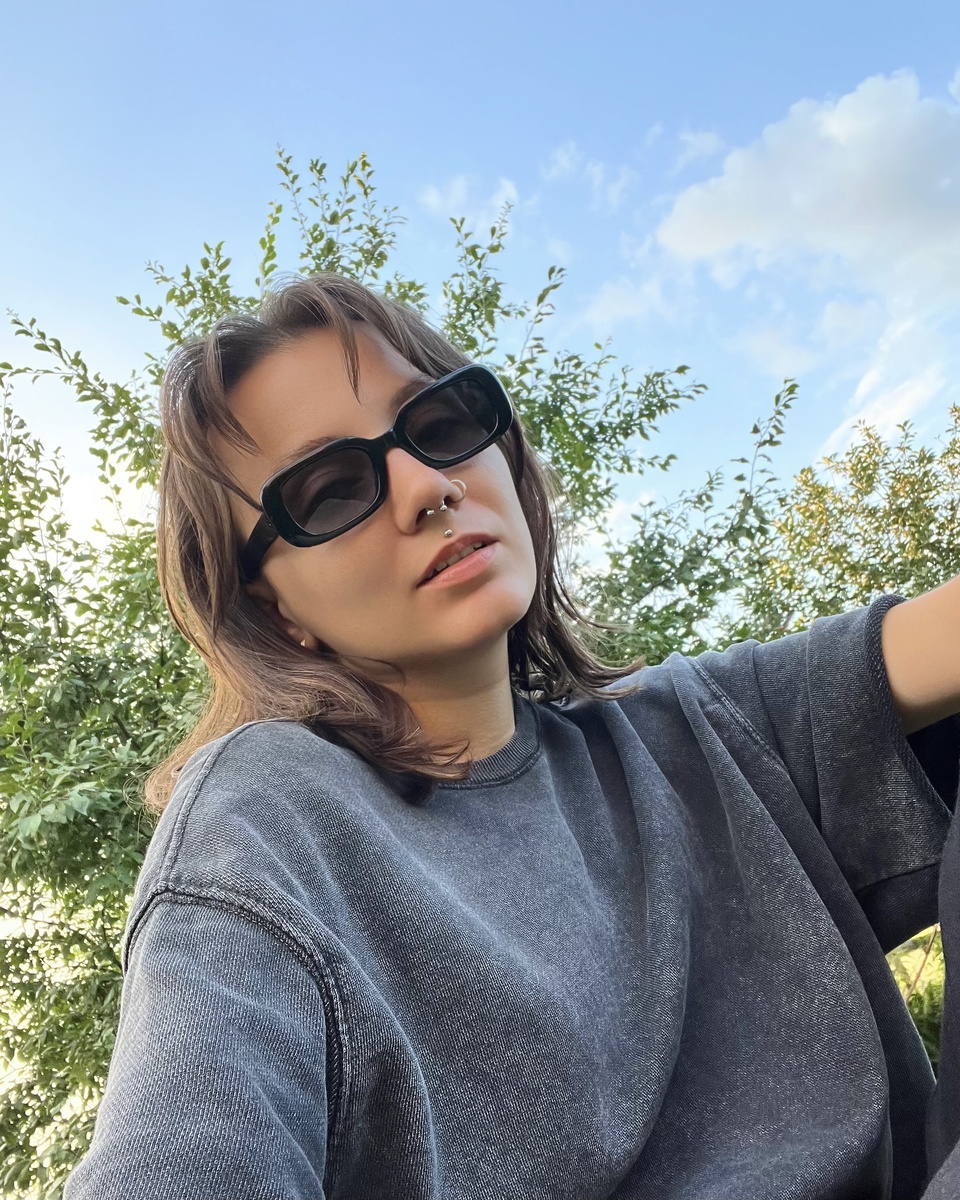 Если губы тонкие, никакие блески не помогут их увеличить. И да, это я отдыхаю от творчества на природе без макияжа и укладки  