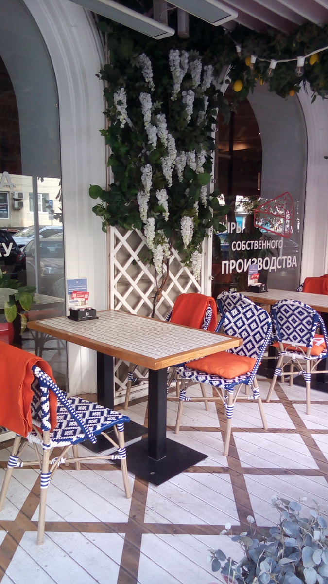 Так и хочется присесть...Не помню, как называется?