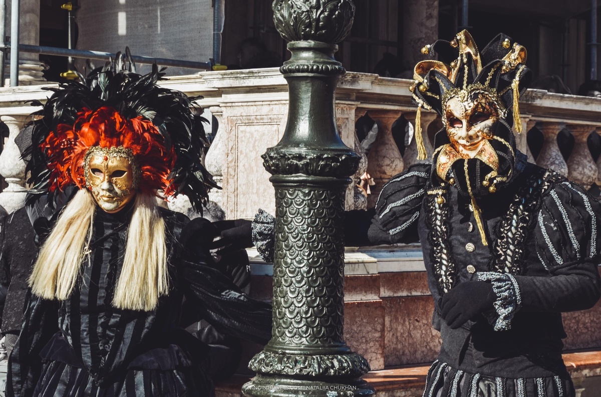 В наше время венецианская маска считается символом (и неотъемлемым праздничным атрибутом) карнавала.-2