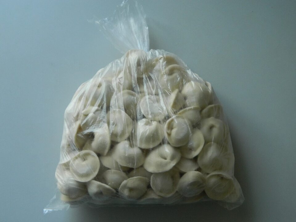 Ооппп. И мы дома. Берем волшебную кастрюлю воды туды. Ставим на плиту . Солим,чилим и залипаем в телефон пока вода закипает , затем скидываем нашу прелесть в кастрюлю , и ждемс пока пельмеши всплывут к верху пузом. И потом бам перемешаем их в тарелку иииии...