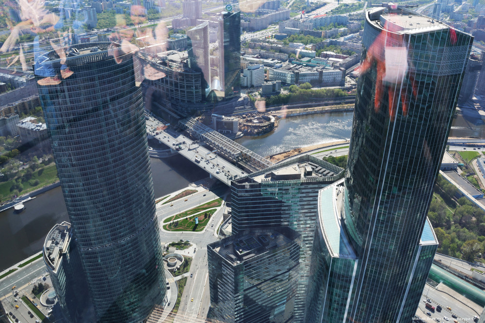 Смотришь на Москву со смотровой площадки небоскрёба в Москве-Сити и радуешься. Как же похорошела Москва с её великолепными небоскрёбами!