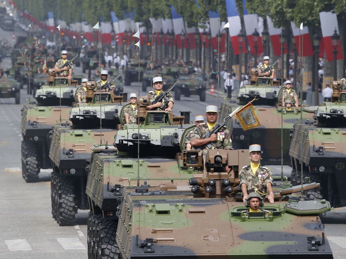    Военный парад на Елисейских полях в Париже© AP Photo / Michel Euler