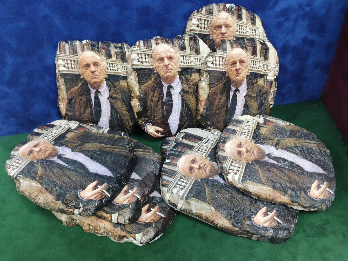 Куски стены с портретом Иосифа Бродского.