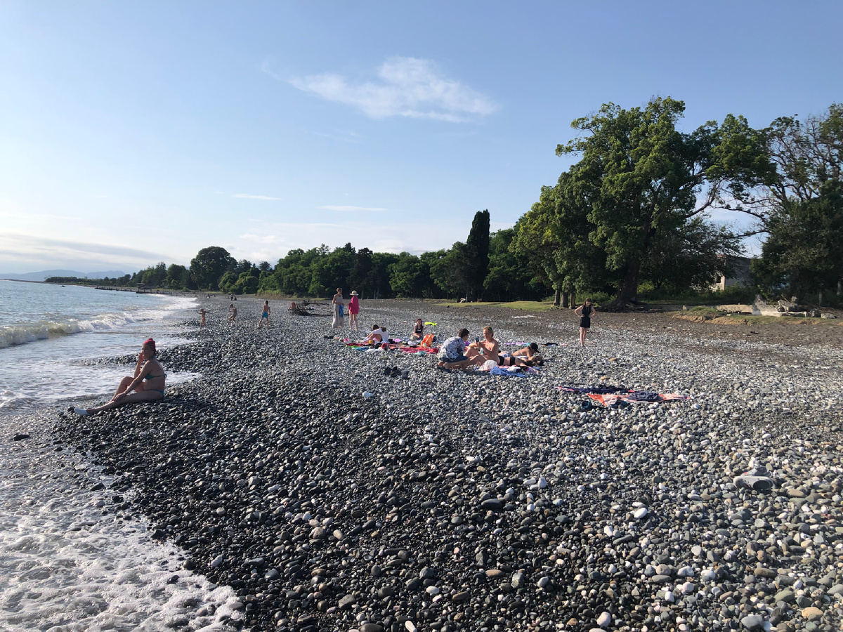 Малочисленные пляжи и чистое море.