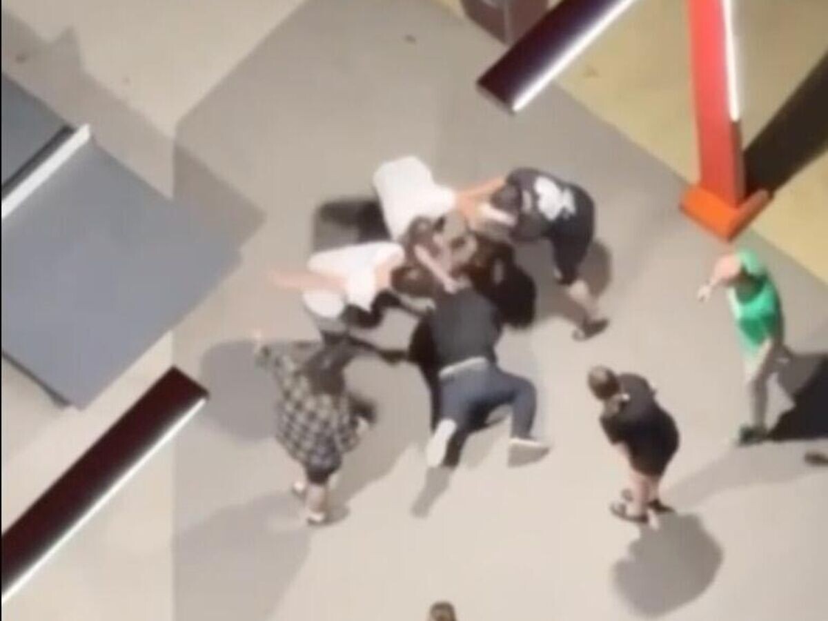    Участники потасовки с поножовщиной в подмосковном Красногорске. Кадр видео очевидца