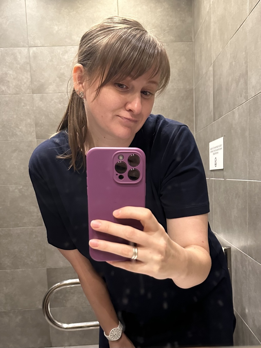 Теперь и у меня есть фото в грязном зеркале уборной на заправке