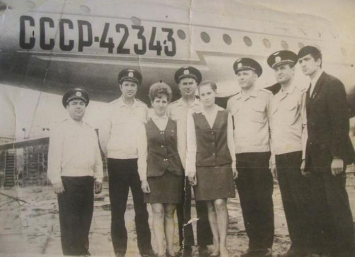 Вот тот самый экипаж. Бортрадист Яни И.М., штурман Савустьян А.А., второй пилот Погорелов И.А., бортпроводницы Михайлова Е.М. и Лысунова Л.П., командир воздушного судна Мирошниченко В.А., бортмеханик Романченко Б.А., сопровождающий сотрудник милиции Карпун И.В.