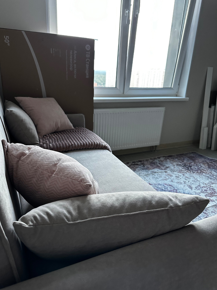 Поскольку в квартире у подруги место очень ограничено, то сразу было принято решение покупать два дивана. Один для кухни-гостиной и один в детскую. 