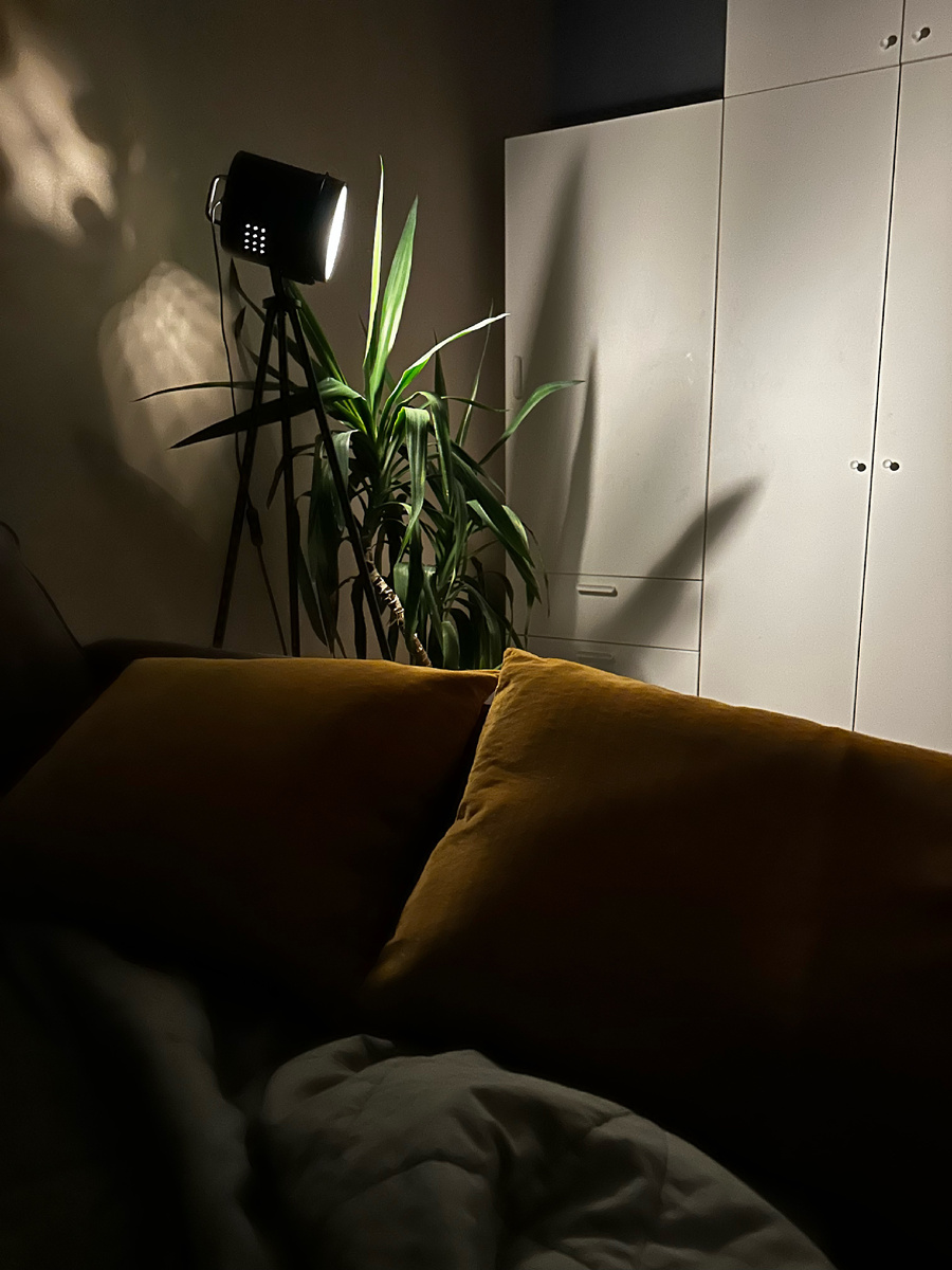 У Никиты в комнате диван-кровать. Когда он разбирается получается полноценная двуспальная «кровать». Когда ребята были на Урале подруга, и её сын смогли комфортно переночевать именно здесь 🙌🏻