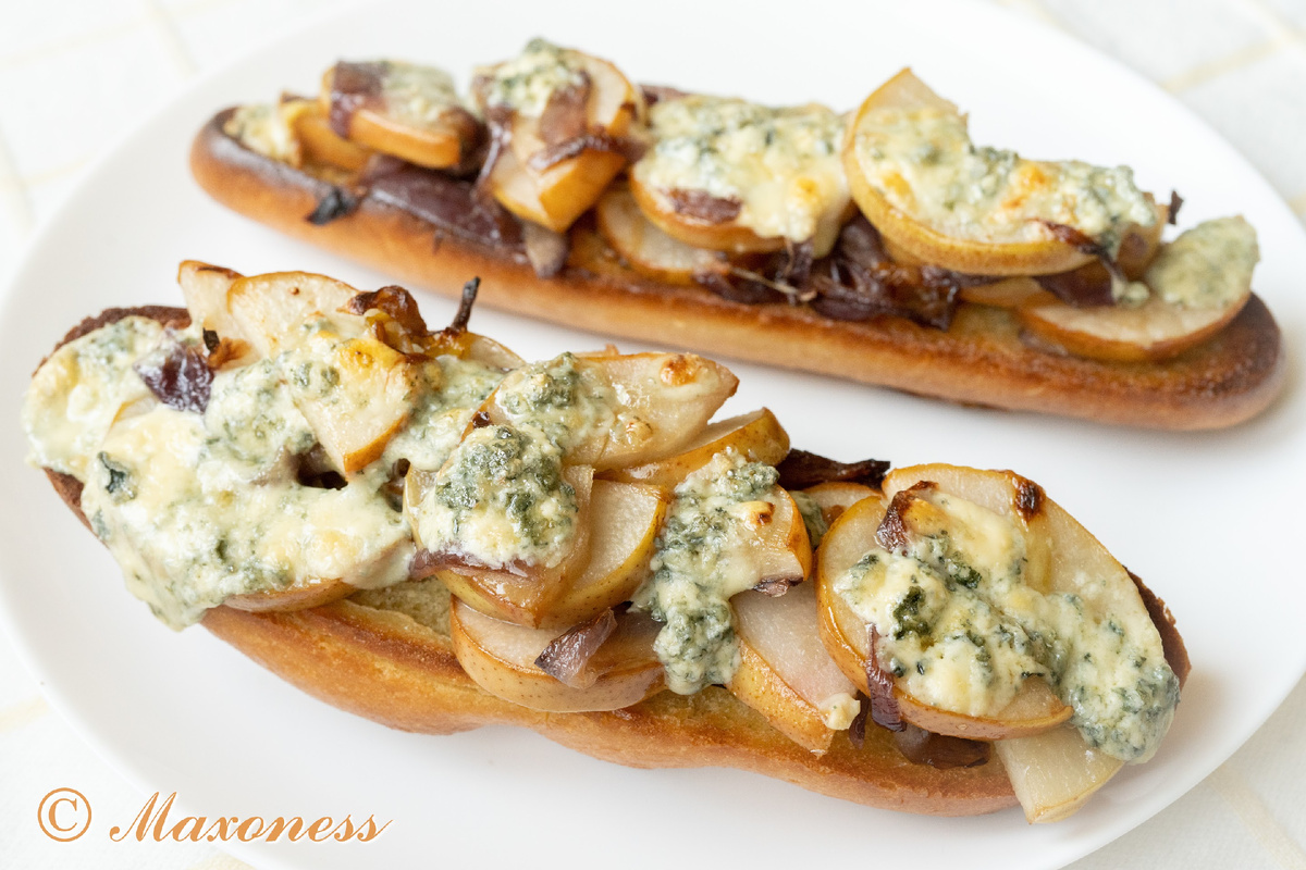 Тосты с грушей и голубым сыром