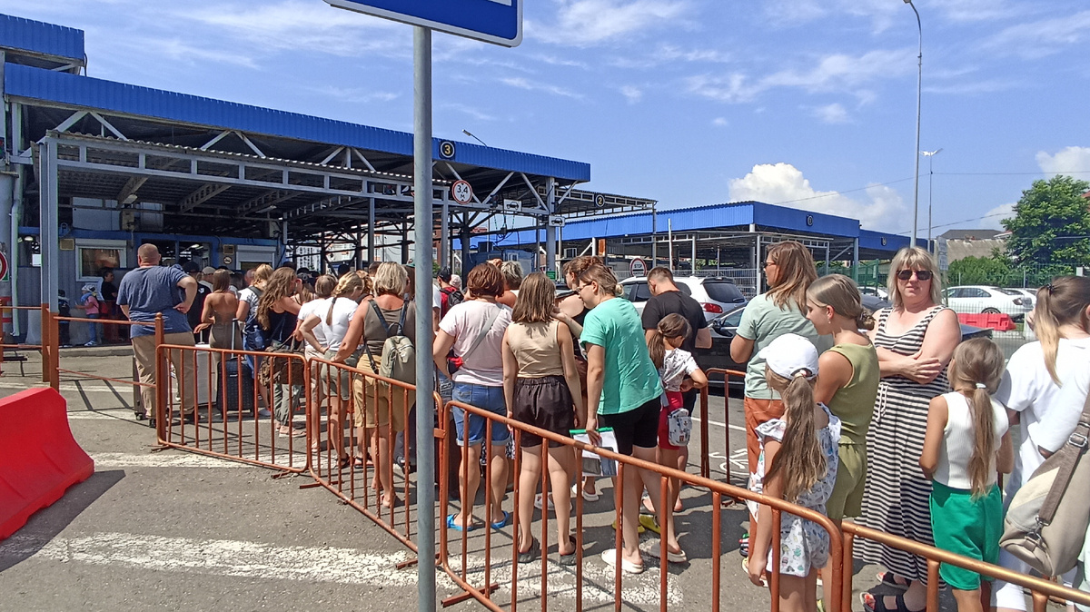 Фото автора. С Российской стороны туристы стоят под большим навесом, с Абхазской - в основном под открытым небом. Температура воздуха +40 С - возьмите головные уборы и воду