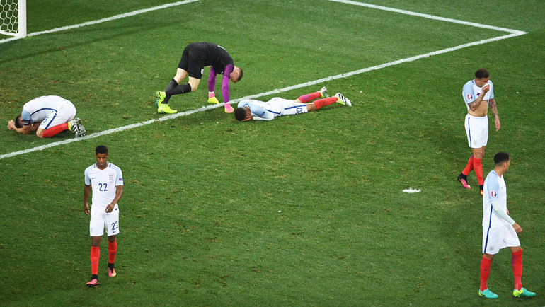    Футболисты сборной Англии после поражения от Исландии на Евро-2016. Getty Images