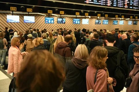 Со всей этой дружной толпой вы увидитесь на паспортном контроле.