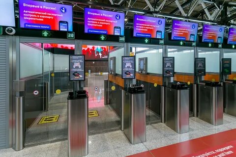 Находятся  в центре зала.