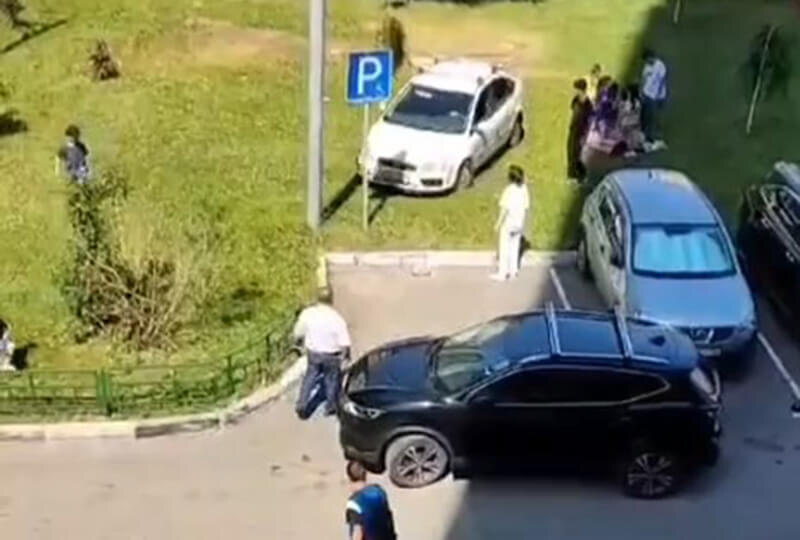    Мигрант на парковке в Мытищах