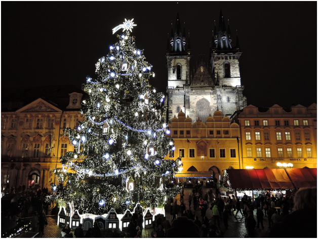 Первое и самое важное в праздновании Рождества в Чехии, в основном для детей, это то, что здесь, как и в Испании, нет Санта Клауса, а подарки приносят сразу несколько персонажей.