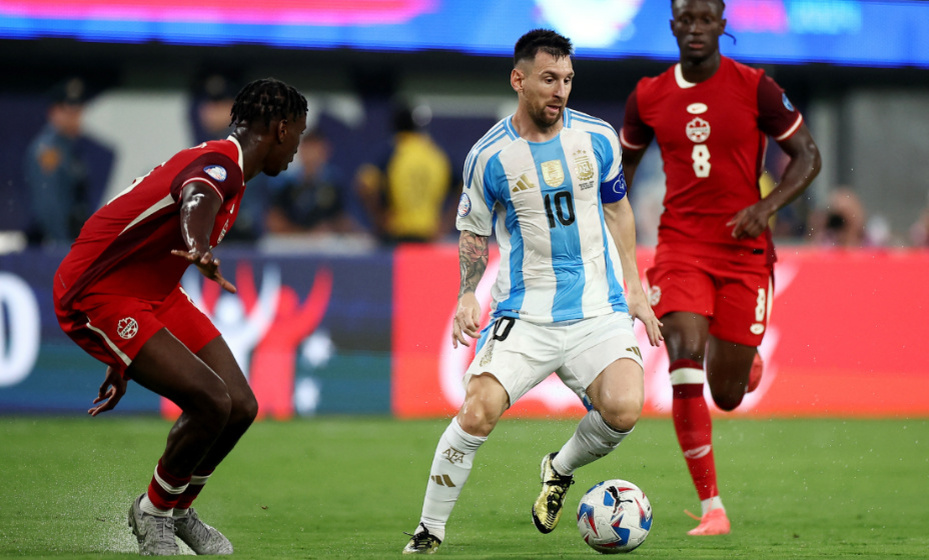    Лионель Месси провел лучший матч на турнире. Фото: REUTERS