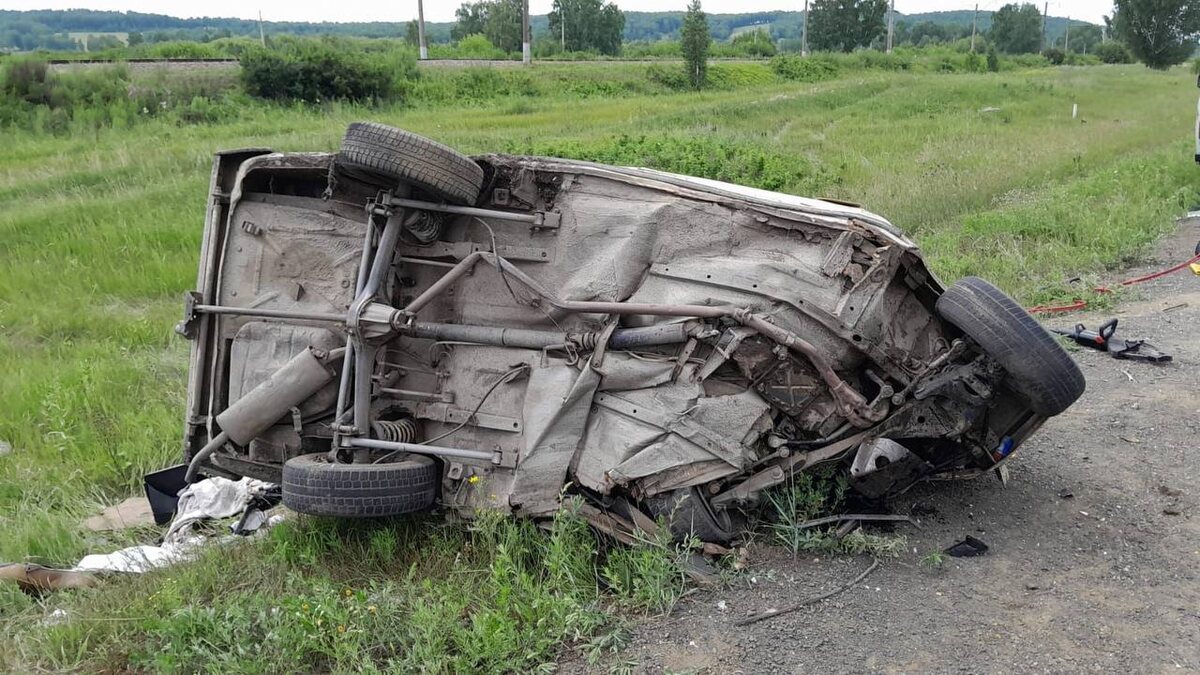 Смертельная авария произошла в Канском районе. Погибли водитель и пассажир «Жигулей». Еще два человека пострадали.