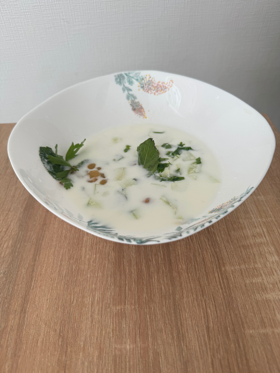 Порция окрошки. Хорошо сочетается с сыром сулугуни. 